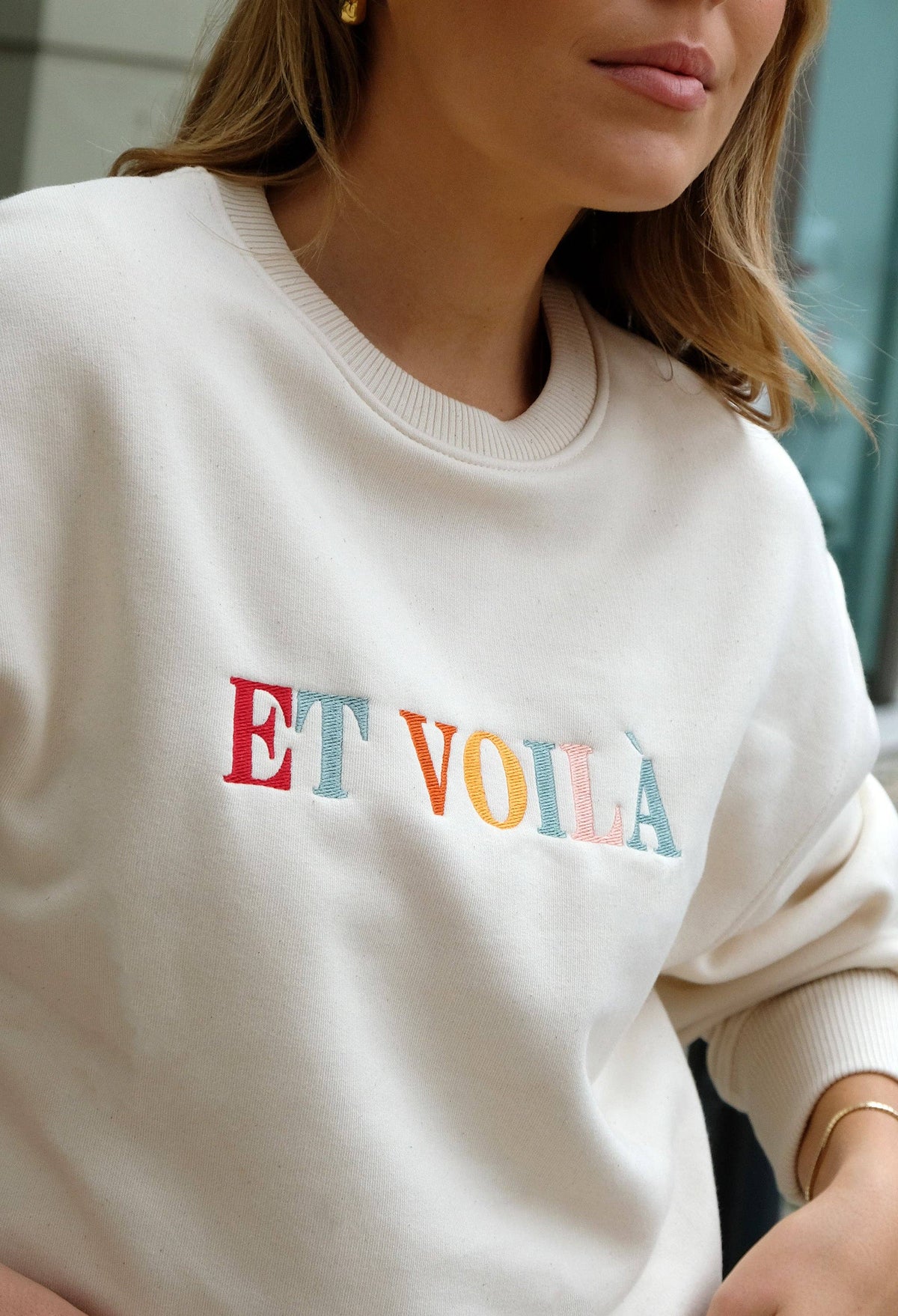 Mehrfarbige Et Voilà-Stickerei auf dem Sweater von rust&may