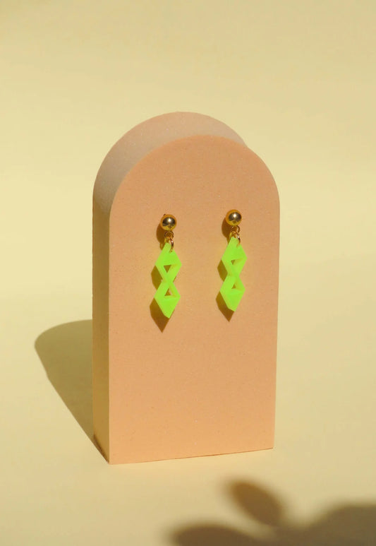 Geometrische Acryl Ohrstecker in Neon-Gelb-Grün