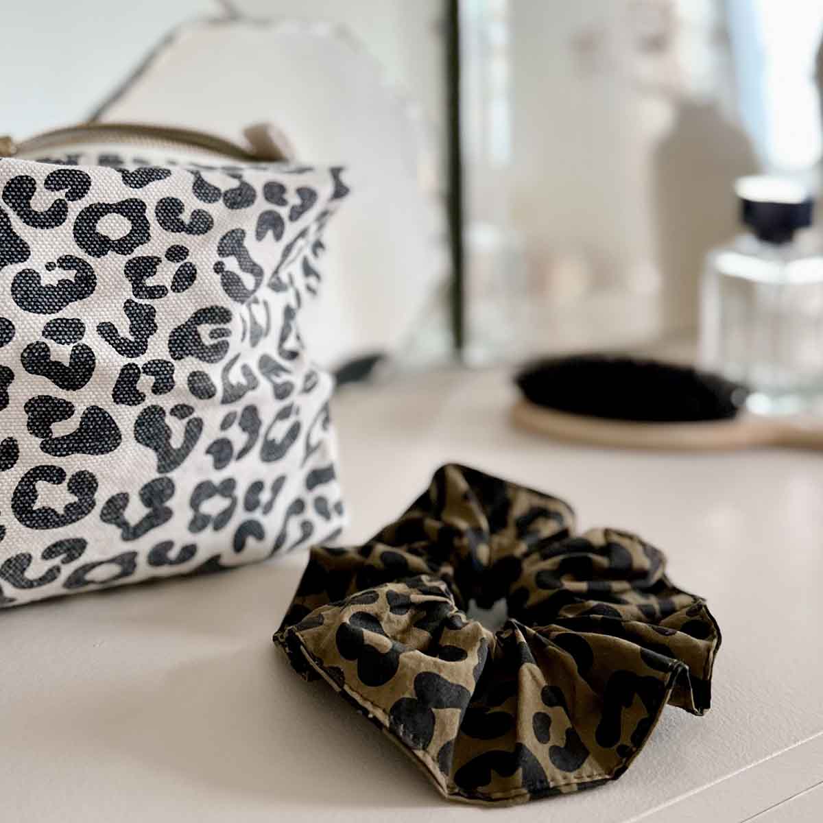 Scrunchie GRAOU von Rose in April mit Leopardenmuster in Olive