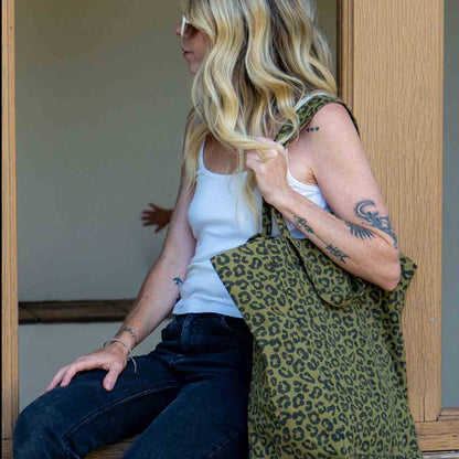 Shopper ELISABETH Leoprint Olive mit doppelten Tragegriffen