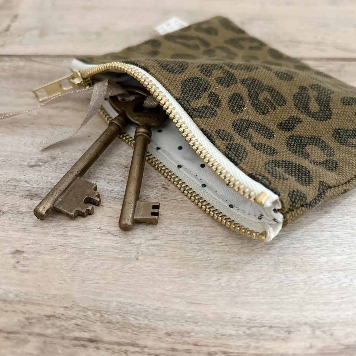 Pouch MARIE Olivgrün mit Leoprint