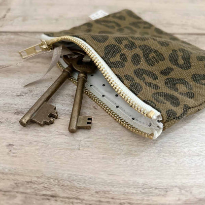 Pouch MARIE Olivgrün mit Leoprint