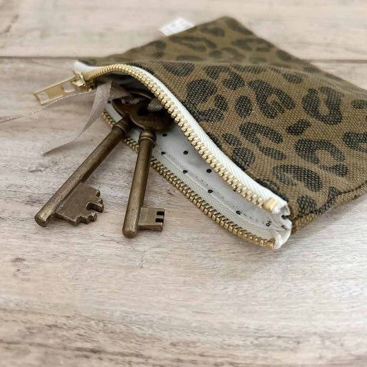 Pouch MARIE Olivgrün mit Leoprint