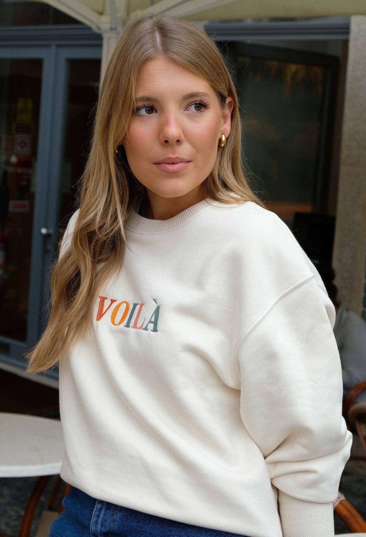Schrägansicht des naturfarbenen Oversize-Sweaters Et Voilà von rust&may