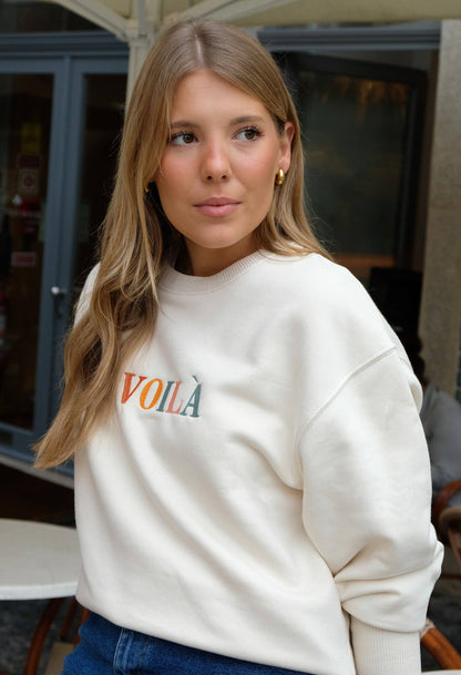 Schrägansicht des naturfarbenen Oversize-Sweaters Et Voilà von rust&may