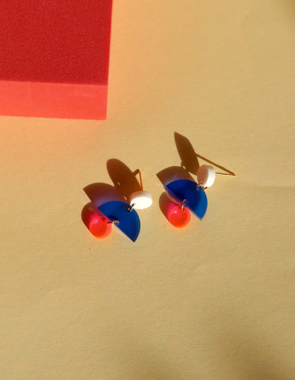 French Ohrringe mit Edelstahl Steckern in Weiß/Blau/Neonpink