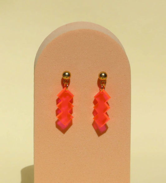Zickzack Neon-Pinke Acryl Statement Ohrhänger