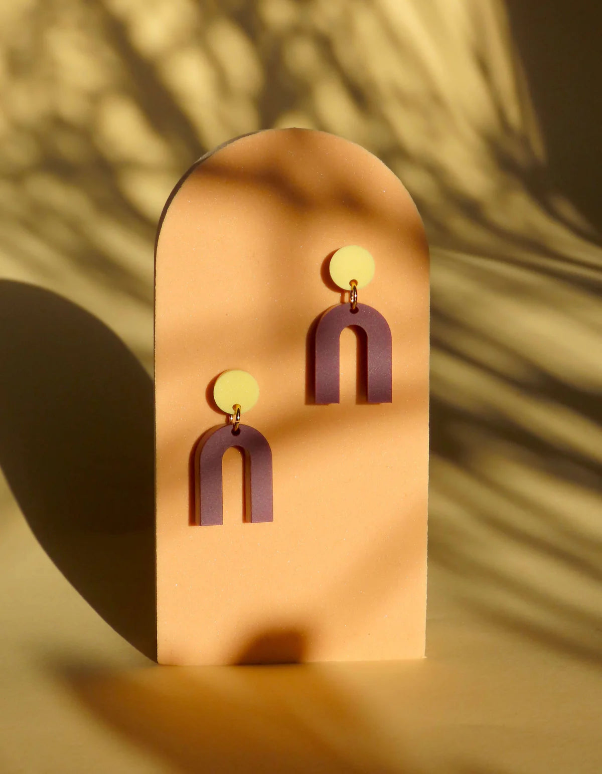 Mini Arch Acryl Ohrringe mit Edelstahlstecker in Hellgelb und Plum