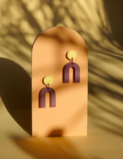Mini Arch Acryl Ohrringe mit Edelstahlstecker in Hellgelb und Plum