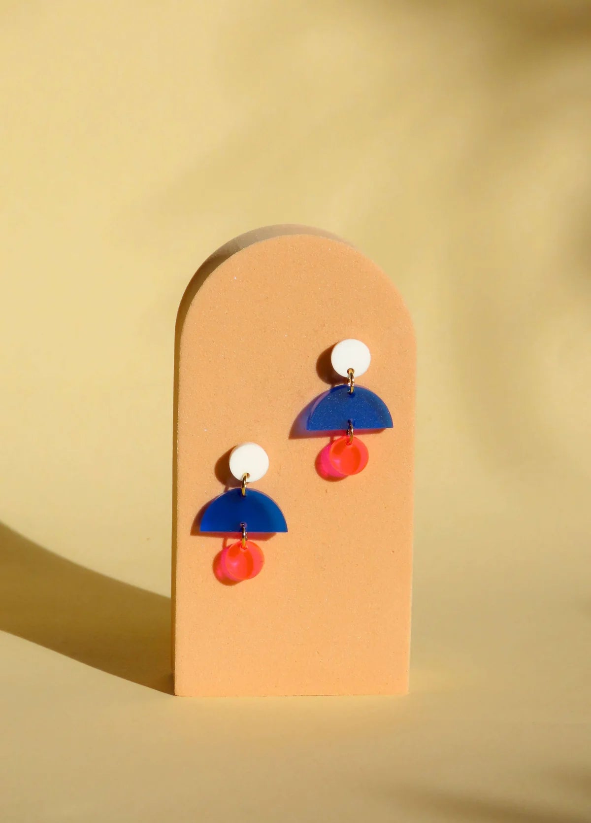 French Ohrringe mit Edelstahl Steckern in Weiß/Blau/Neonpink