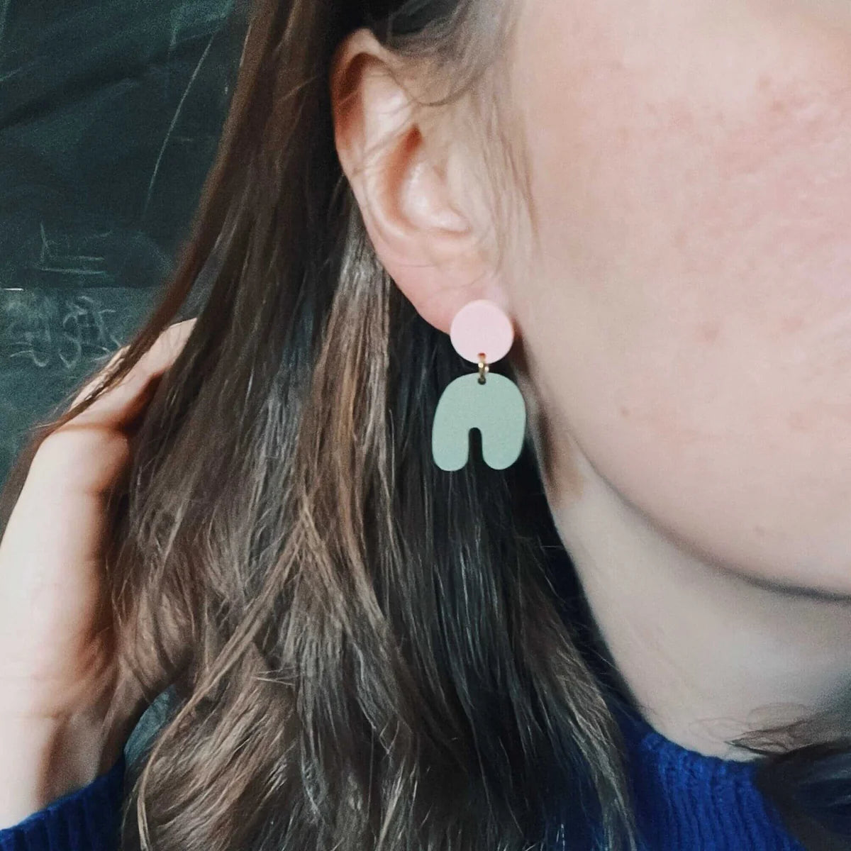 Squishy Arch Bogen Ohrringe in Pastellrosa und Olivgrün