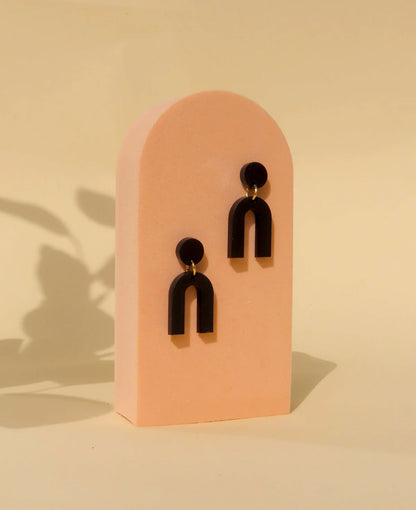 Mini Arch Acryl Ohrringe mit Edelstahlstecker in schwarz