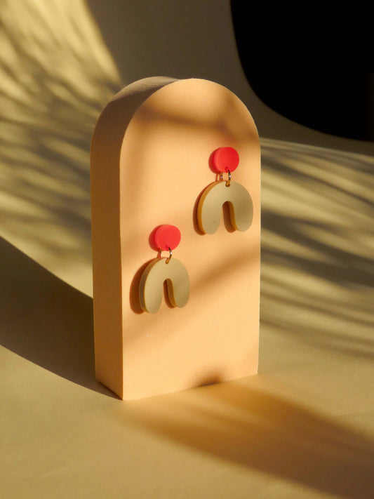 Kleine Arch Bogen Ohrringe in Feuerrot und Beige