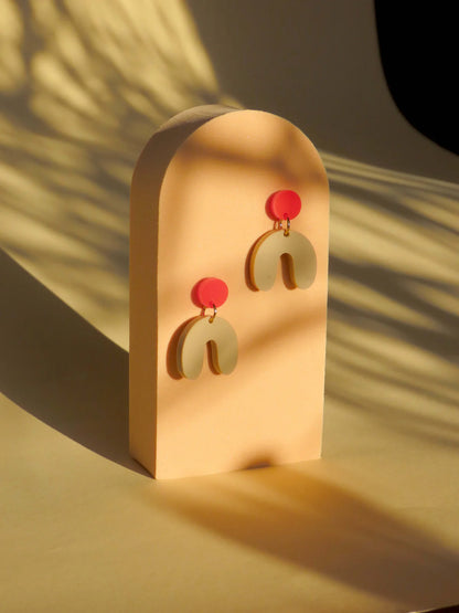 Kleine Arch Bogen Ohrringe in Feuerrot und Beige