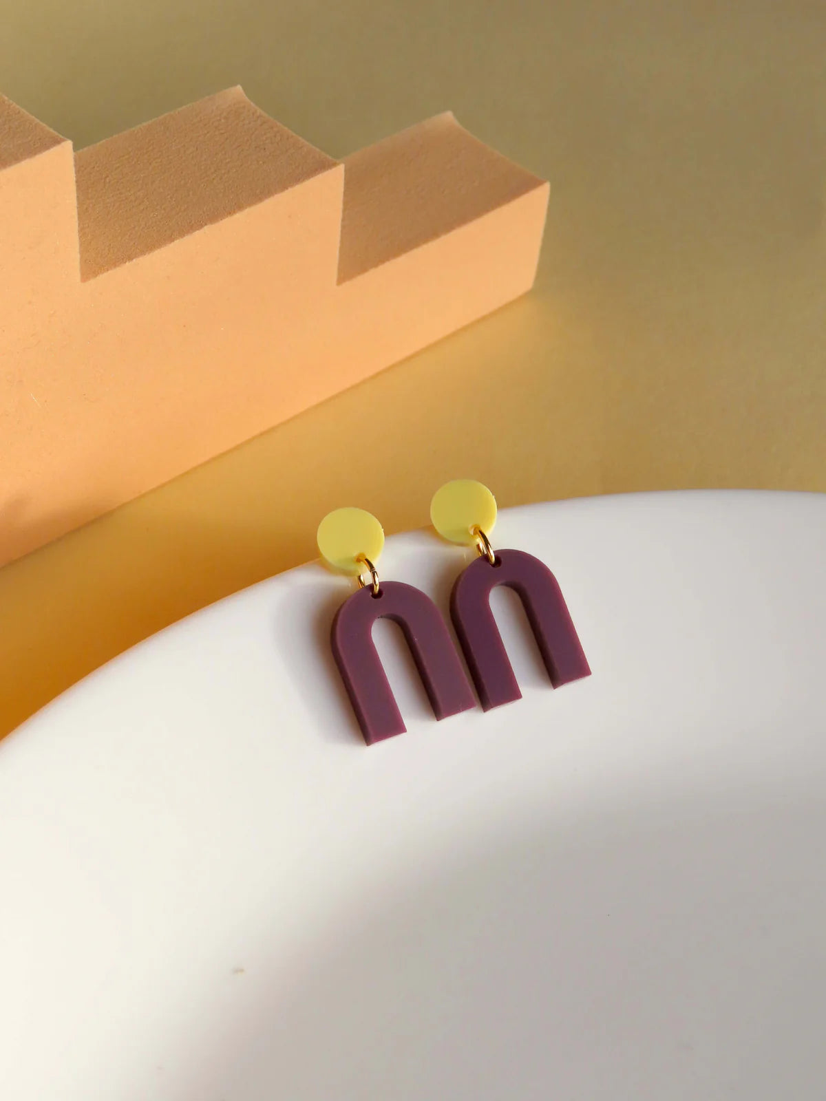 Mini Arch Acryl Ohrringe mit Edelstahlstecker in Hellgelb und Plum