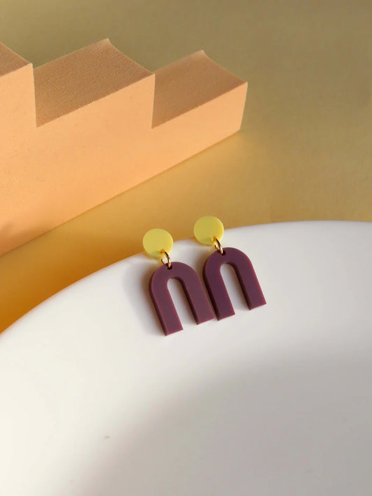 Mini Arch Acryl Ohrringe mit Edelstahlstecker in Hellgelb und Plum