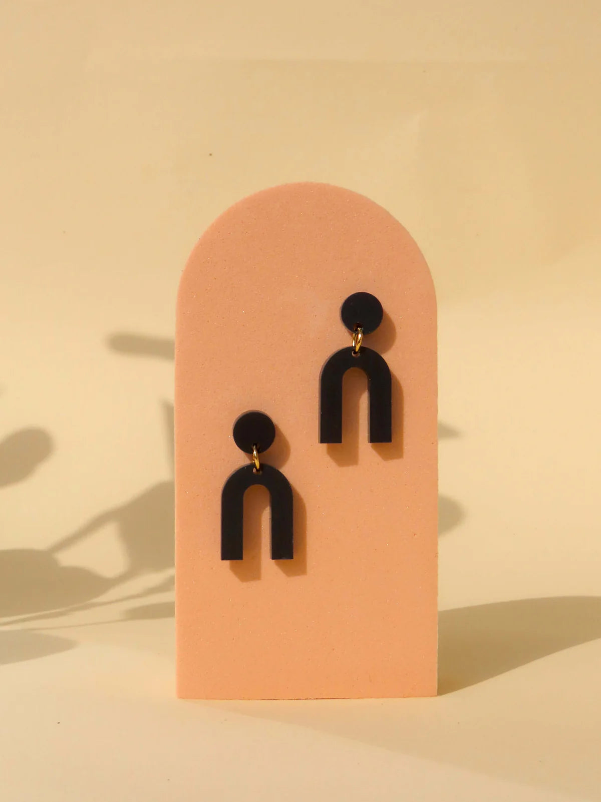 Mini Arch Acryl Ohrringe mit Edelstahlstecker in schwarz