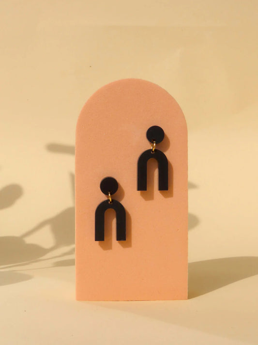 Mini Arch Acryl Ohrringe mit Edelstahlstecker in schwarz