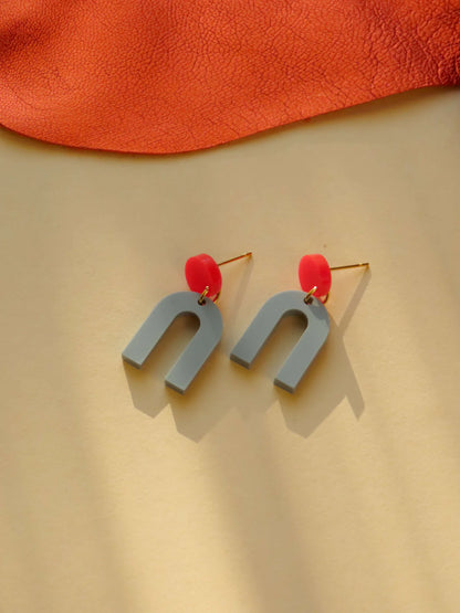 Mini Arch Acryl Ohrringe mit Edelstahlstecker in Knallrot und Hellgrau