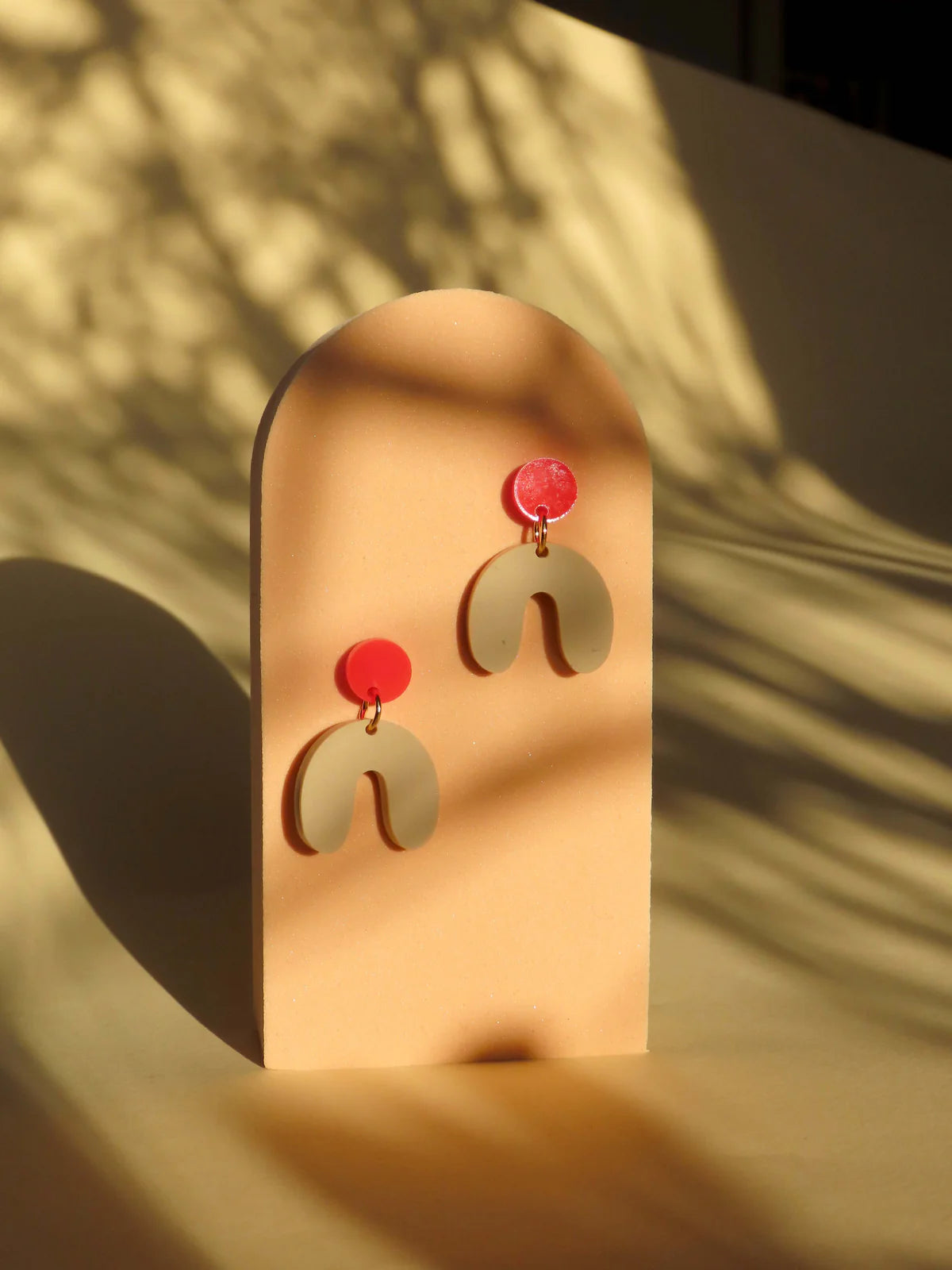 Kleine Arch Bogen Ohrringe in Feuerrot und Beige