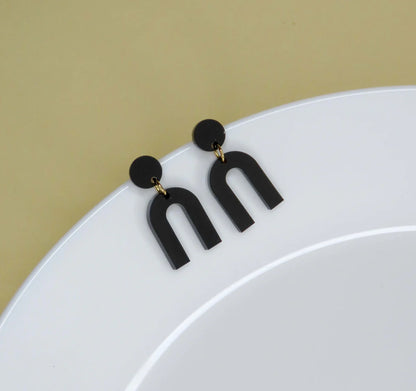 Mini Arch Acryl Ohrringe mit Edelstahlstecker in schwarz