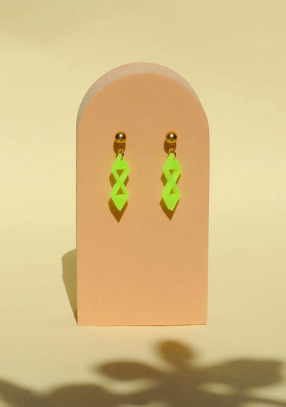 Geometrische Acryl Ohrstecker in Neon-Gelb-Grün