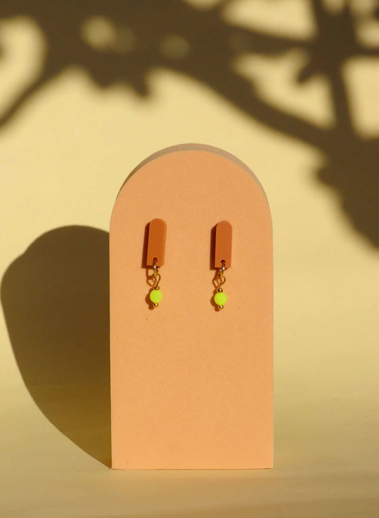 Paula Ohrringe in Terracotta und Neon-Gelb