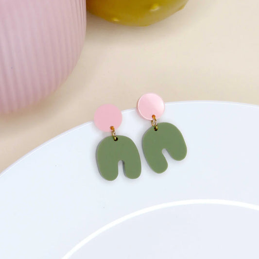 Squishy Arch Bogen Ohrringe in Pastellrosa und Olivgrün