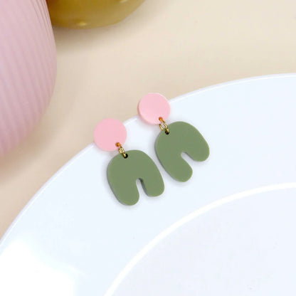 Squishy Arch Bogen Ohrringe in Pastellrosa und Olivgrün