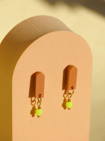 Paula Ohrringe in Terracotta und Neon-Gelb