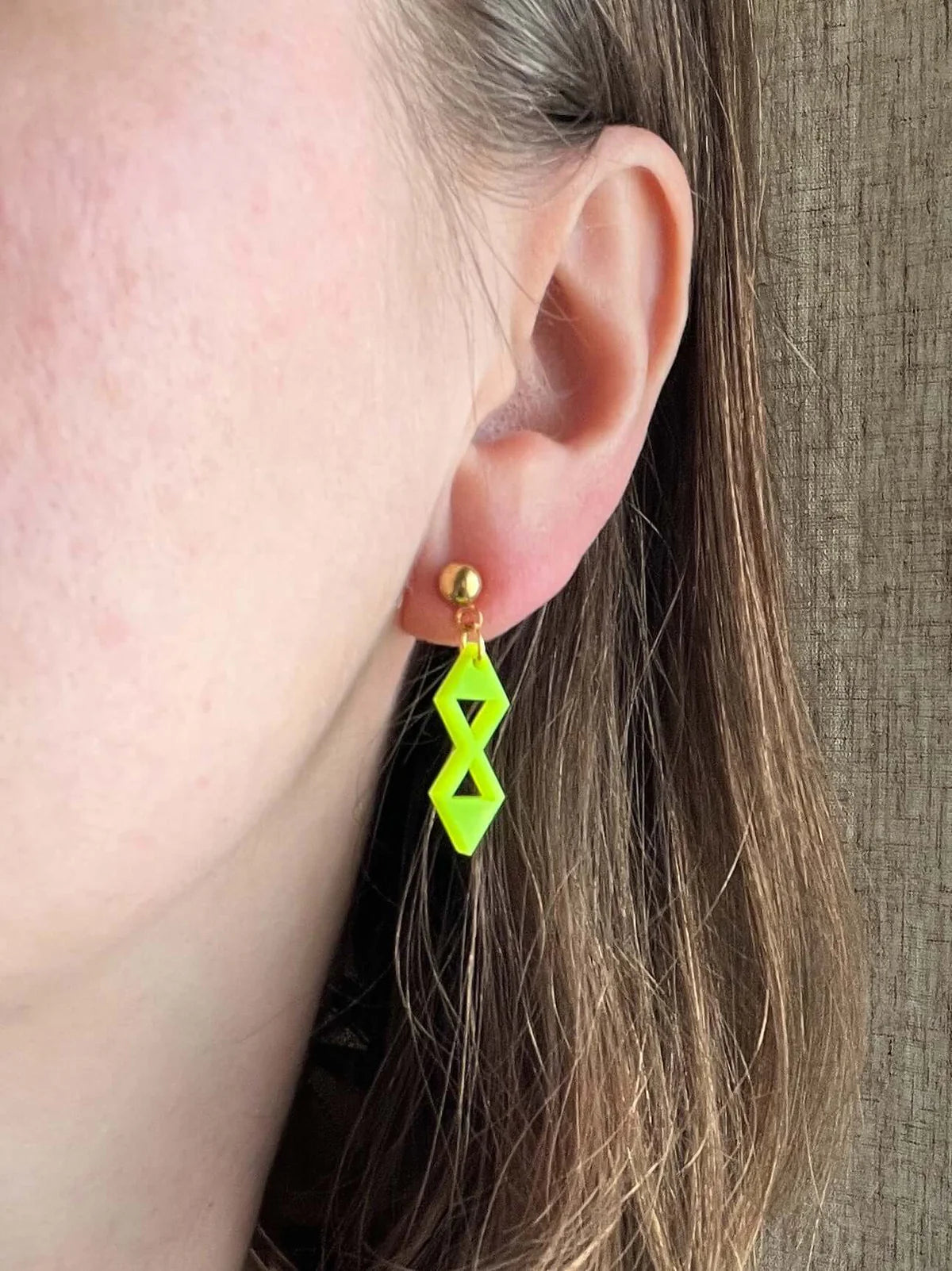 Geometrische Acryl Ohrstecker in Neon-Gelb-Grün